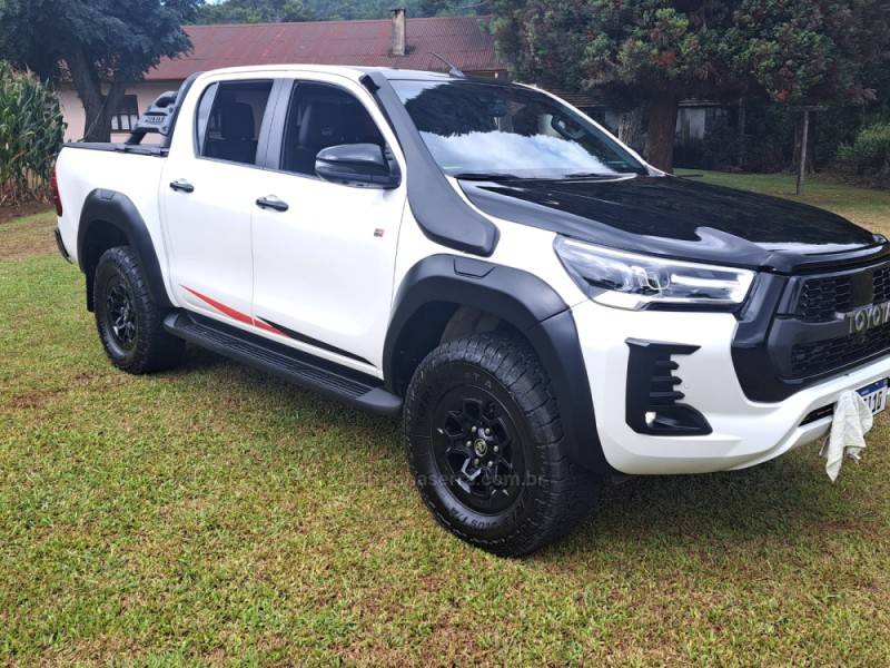TOYOTA - HILUX - 2022/2022 - Branca - R$ 246.000,00