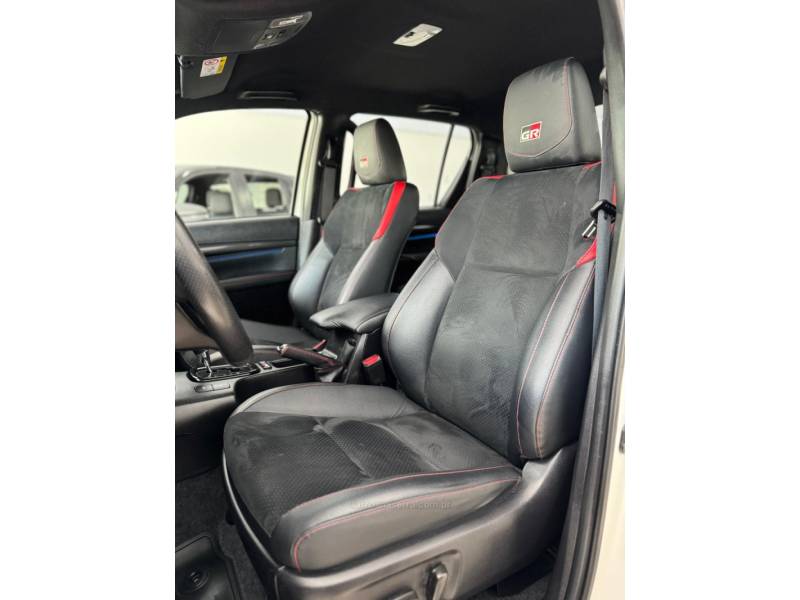 TOYOTA - HILUX - 2022/2022 - Branca - R$ 248.000,00