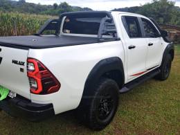 TOYOTA - HILUX - 2022/2022 - Branca - R$ 246.000,00