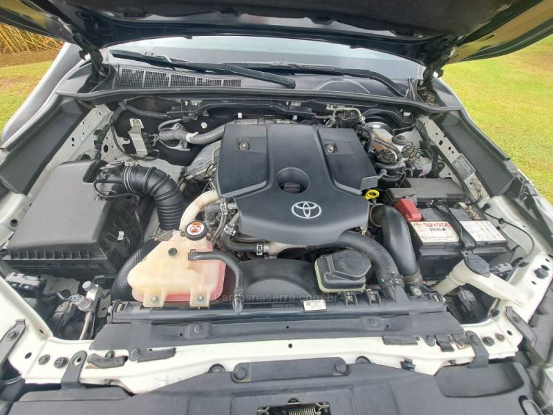 TOYOTA - HILUX - 2022/2022 - Branca - R$ 246.000,00