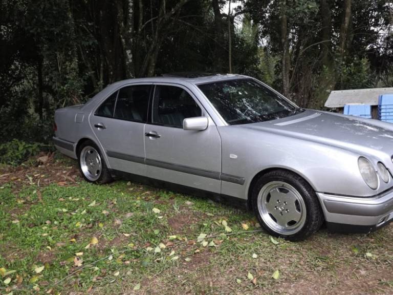 MERCEDES-BENZ - 320 E - 1996/1996 - Prata - R$ 50.000,00