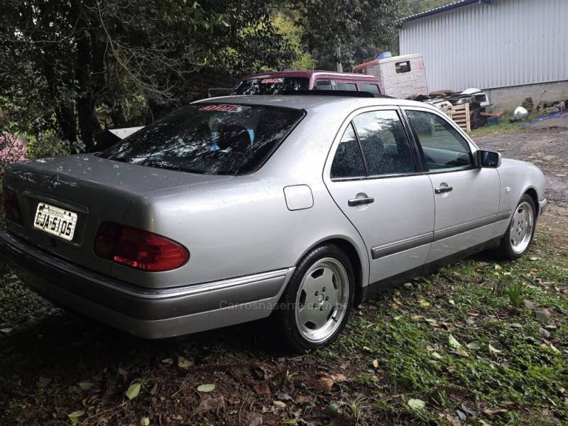 MERCEDES-BENZ - 320 E - 1996/1996 - Prata - R$ 50.000,00