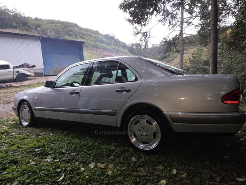 MERCEDES-BENZ - 320 E - 1996/1996 - Prata - R$ 50.000,00