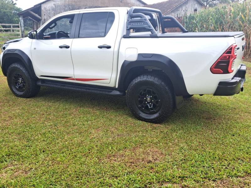 TOYOTA - HILUX - 2022/2022 - Branca - R$ 246.000,00