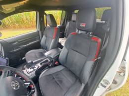 TOYOTA - HILUX - 2022/2022 - Branca - R$ 246.000,00